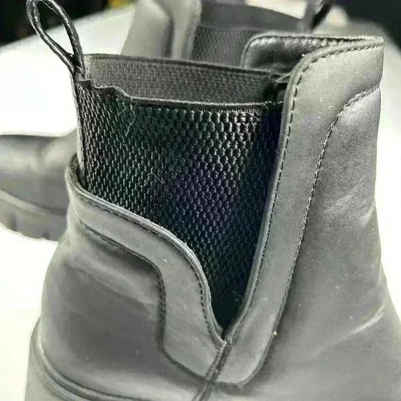 QUPID Black Chunky Sole 1" Heel Chelsea Combat Shoes Faux Leather Women Size 7 - Picture 8 of 9